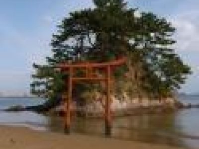 간스 해수욕장 바다 한가운데 주홍색 도리이가 인상적인 규슈올레 무나카타·오시마 코스의 유메노 사요지마 섬